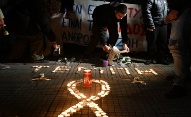 Τραγωδία στα Τέμπη: Κεριά και λουλούδια αφήνει ο κόσμος στην πλατεία ΟΣΕ στη Λάρισα στη μνήμη των θυμάτων 